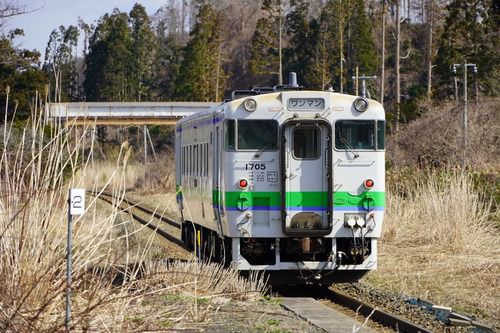 山越駅で、キハ40形気動車