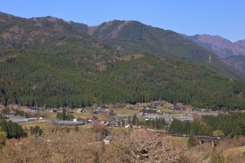 高山本線の飛騨の山々を背景に行くキハ85系特急「ワイドビューひだ号」他(飛騨宮田~上呂)