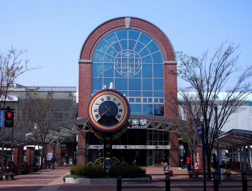 ステンドグラスいっぱいの「JR久留米駅」を探索。からくり時計とブリヂストンのタイヤも