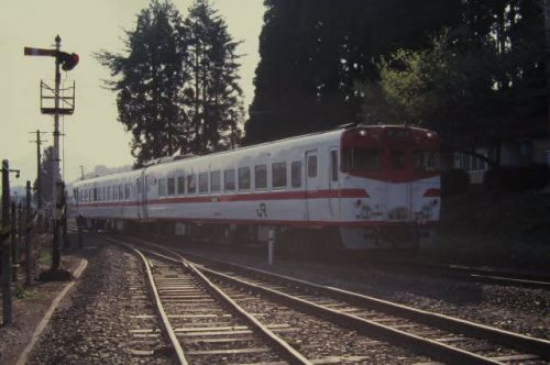 花輪線キハ58系 田園風景が広がる小さな駅 1997-05-01