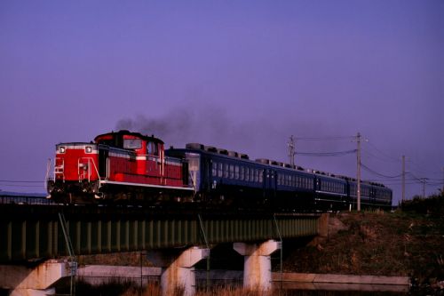 山陰本線の鉄橋を行く懐かしのDD51牽引のローカル客車列車とキハ58系のローカル列車(浦安~由良)