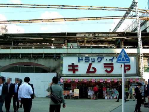 2012年のちょっと懐かしい「JR新橋駅」。ホーム上に一声園という謎の庭園を見つける
