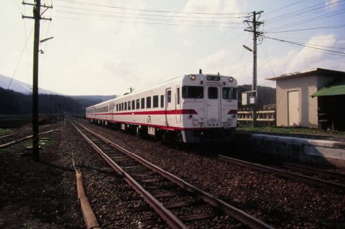 花輪線キハ58系 夕陽に包まれる十和田南駅 1996-05-03