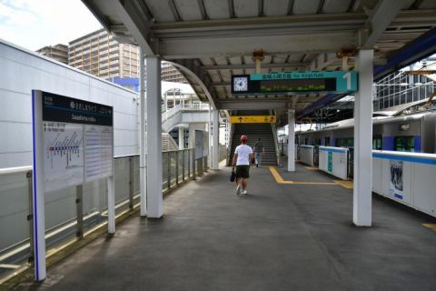 あおなみ線ささしまライブ駅で撮影