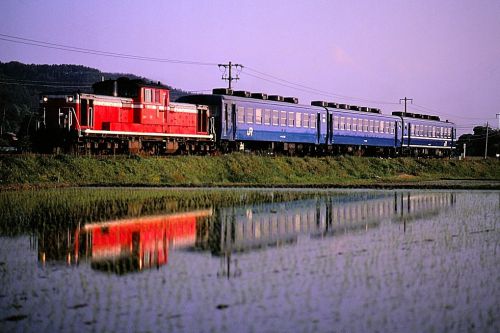 山陰本線の田植えの季節を行く懐かしのＤＤ５１牽引のローカル客車とキハ５８系＋キハ４７系ローカ列車（淀江～大山口）