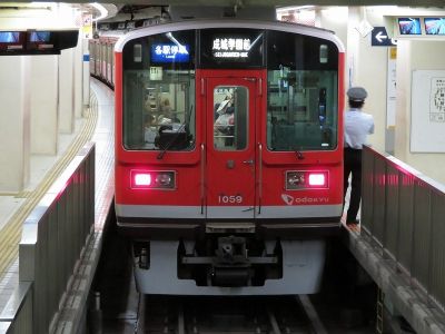 小田急1000形(赤い1000形) 小田急多摩線各駅停車成城学園前行き