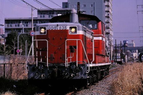 大阪環状線の貨物支線の懐かしの浪速貨物駅を行くDD51形機関車(浪速貨物駅)