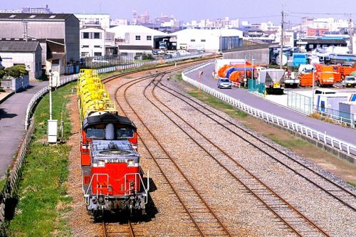 関西本線(塩浜線)を行く懐かしのDD51牽引の化成品輸送の黄色タキ列車他(四日市~塩浜)