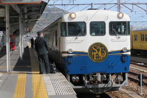 糸崎駅で観光列車 「etSETOra」 (運転停車) & 227系の岩国行きを撮る (2021年3月)