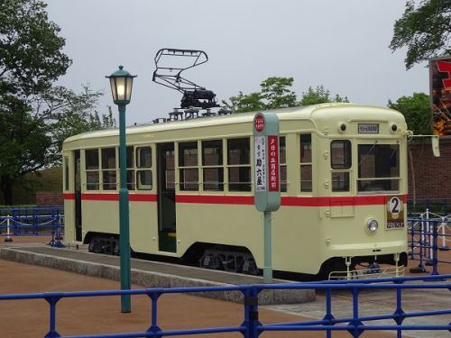 西武園ゆうえんち、メインゲート前に置かれている路面電車について