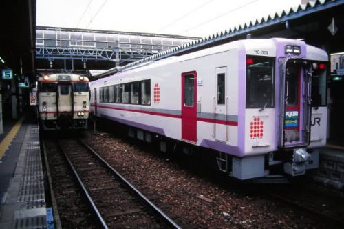 蒲原鉄道モハ41形 桜雨に濡れる 1996-05-05