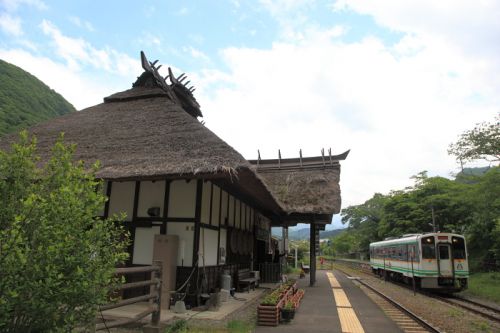 茅葺き屋根の駅