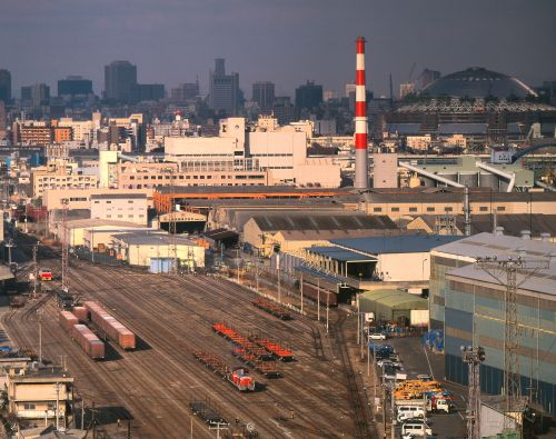 大阪環状線の貨物支線の懐かしの浪花貨物駅で大阪の街並みを望む中のDD51形機関車(浪花貨物駅)