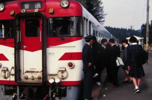 花輪線キハ58系 桜咲く小さな駅 沢尻駅 1997-05-02