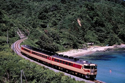 山陰本線の海岸沿いの入り江を行く懐かしのキハ181系特急「おき」と「いそかぜ」(三保三隅~折居)