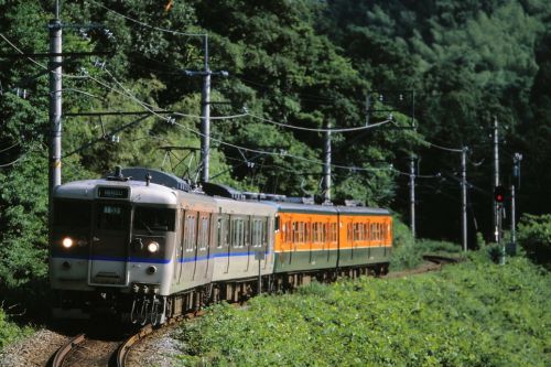 山陰本線の夏の峠道を行く懐かしのJR西日本色の113系と183系特急「きのさき」(梁瀬~上夜久野)