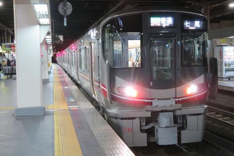 金沢駅で 七尾線の新型車両 521系を撮る (2021年3月)