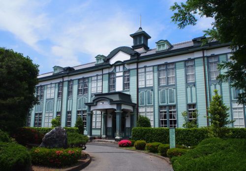 渋沢栄一ゆかりの地・埼玉県立深谷商業高等学校記念館。深谷駅から歩いて行く