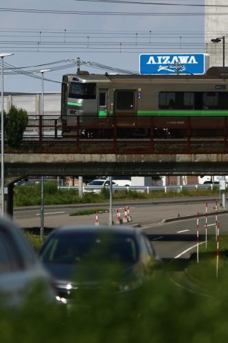 昼下がりに国道を渡る列車 2021/06/13