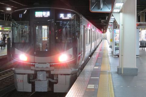 【1日に2本だけ】 金沢駅で七尾線 「高松行き」 を撮る (521系&発車標) 【2021年3月】