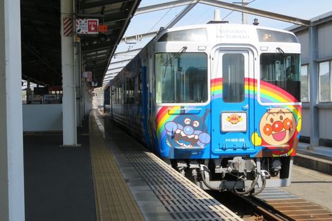児島駅で改めて 「アンパンマントロッコ」 琴平行きを撮る （車両＆発車標） 【2021年3月】
