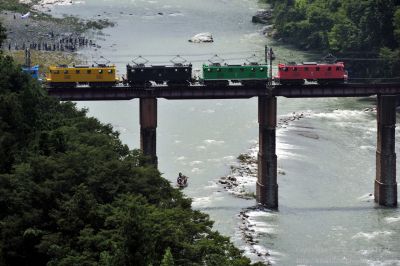 オリンピックカラーの列車に聖火をのせて