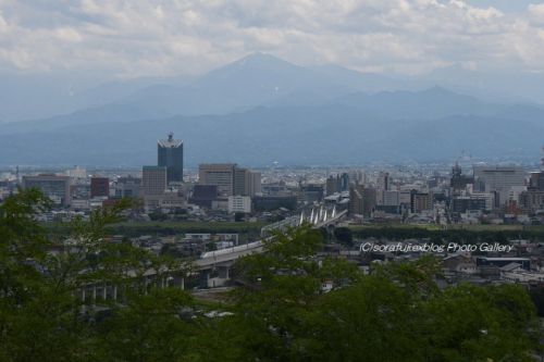 北陸新幹線と夏の立山連峰
