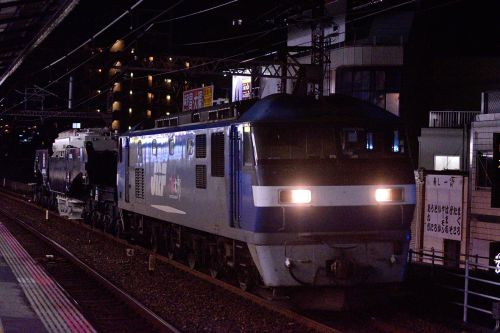 大阪環状線の深夜の野田駅を通過するEF210ー141号機牽引のシキ801形大物車(野田駅)