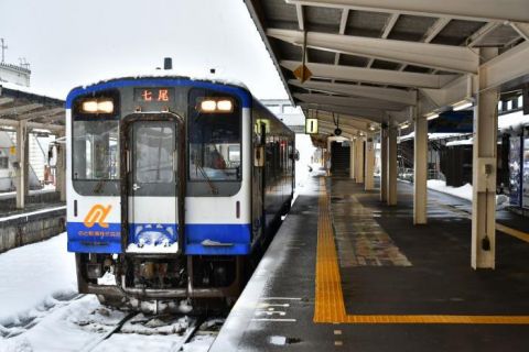 のと鉄道 車窓眺めながら七尾駅に戻る