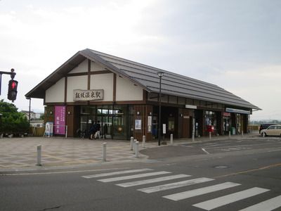 福島交通飯坂線・飯坂温泉駅~温泉街の川沿いに立つ変則2階建ての駅!