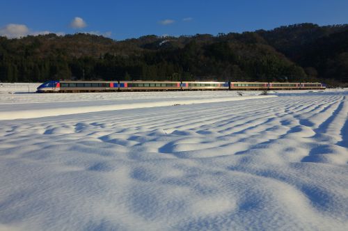 因美線の雪景色に輝く光線の中を行くHOT7000系特急「スーパはくと」他(国英~河原)