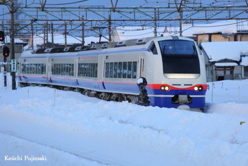 しらゆきと、たくさん積もった新津駅