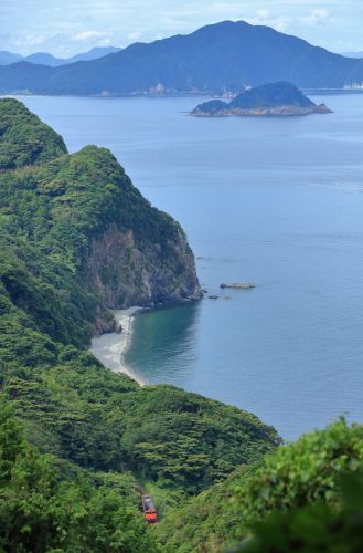 山陰本線の夏の日本海の入り江を行くキハ40ローカル列車(宇田郷~須佐)