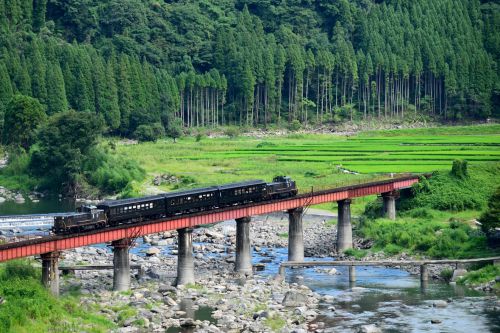 久大本線の夏の玖珠川橋梁を行くDE10プシュプルの人吉号50系客車の団体臨時列車他(天ケ瀬~豊後中川)