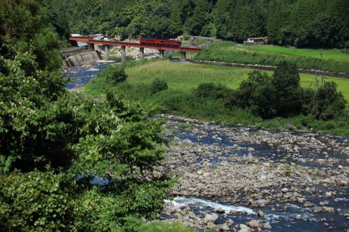 久大本線の盛夏の玖珠川沿いを行くキハ185系特急「ゆふ」(天ケ瀬~豊後中川)