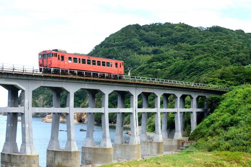 山陰本線の惣郷川橋梁を行くキハ40単行ローカル列車(宇田郷~須佐間)