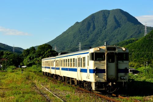 日田彦山線の夏の夕暮れ時の採銅所駅に接近するキハ147系(採銅所駅)