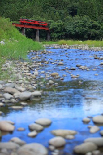 久大本線の夏の玖珠川橋梁を行くキハ185系特急「ゆふ号」(豊後中川~豊後三芳)