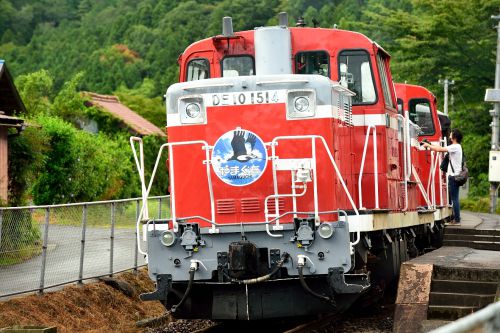 山口線の船平山駅に停車するDE10重連の「DLやまぐち号」(船平山駅)
