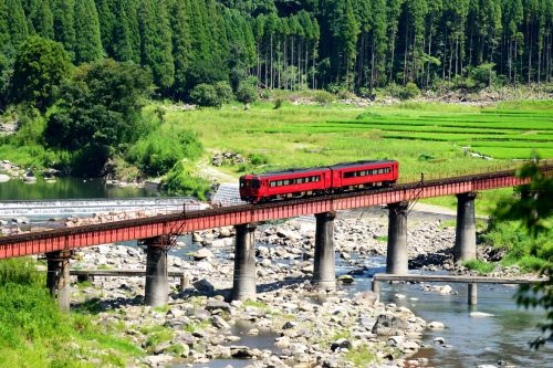 久大本線の玖珠川橋梁を行くDE10PP運転の「SL人吉の50系客車で行く久大本線のたび」とキハ185系特急「ゆふ」(天ケ瀬~豊後中川)