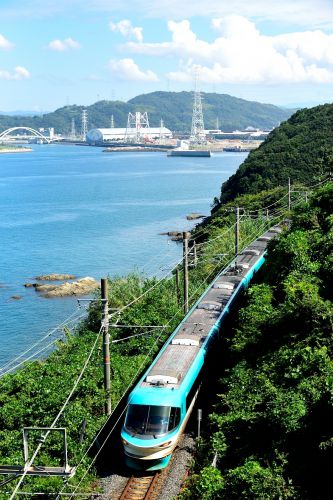 紀勢本線の紀伊水道の青い海と青い空をバックに行283系特急「くろしお」他(冷水浦~海南)