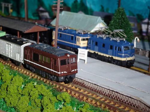 【1390】 BトレDF50が牽くトミーNスケールの貨物列車