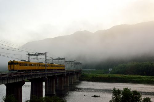 山陽本線の川霧と朝陽の吉井川橋梁を行く115系ローカル電車とEF210ー10号機牽引のコンテナ貨物(熊山~万富)