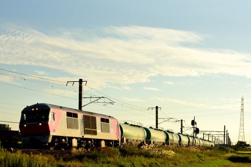 関西本線の夕刻の白鳥信号所を通過するDF200ー216号機牽引の石油輸送列車他(白鳥信号所)
