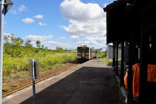恵比島駅をゆく普通列車