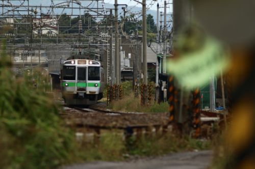 朝里駅と秋桜と電車 2021/09/18