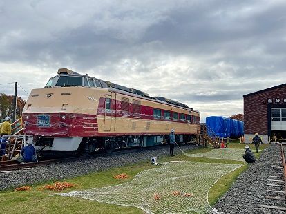 道の駅あびらD51ステーションのキハ183系スラントノーズ車の冬囲いが始まる