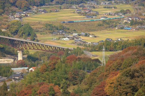 中央西線の晩秋の里山を行くEF64重連牽引の石油輸送列車と211系ローカル列車(落合川~坂下)