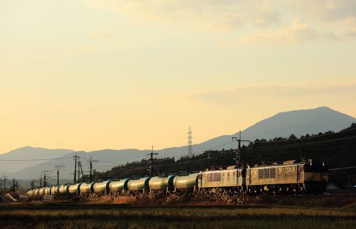 中央西線の秋の夕方の斜光線を受けて進むEF64重連牽引の石油輸送列車他(中津川~美乃坂本)