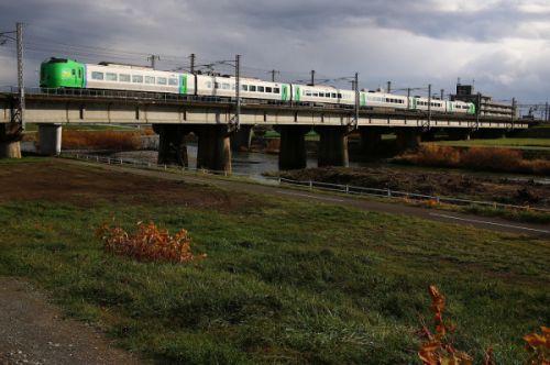 初冬の豊平川を渡る特急 2021/11/14